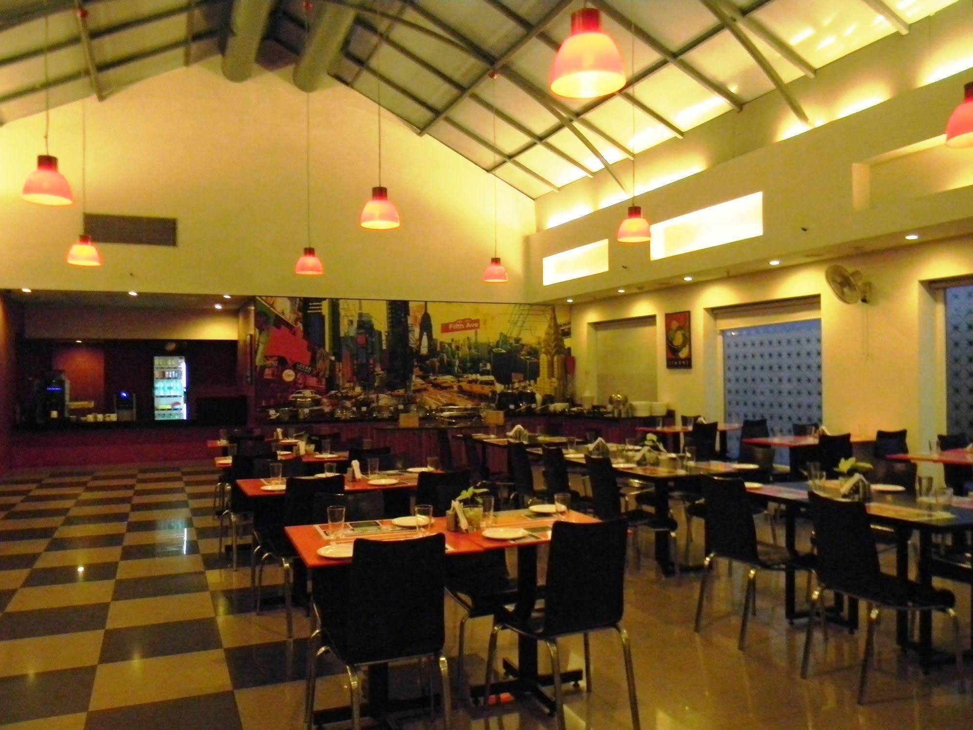 Red Fox By Lemon Tree Hotels, East Delhi Extérieur photo