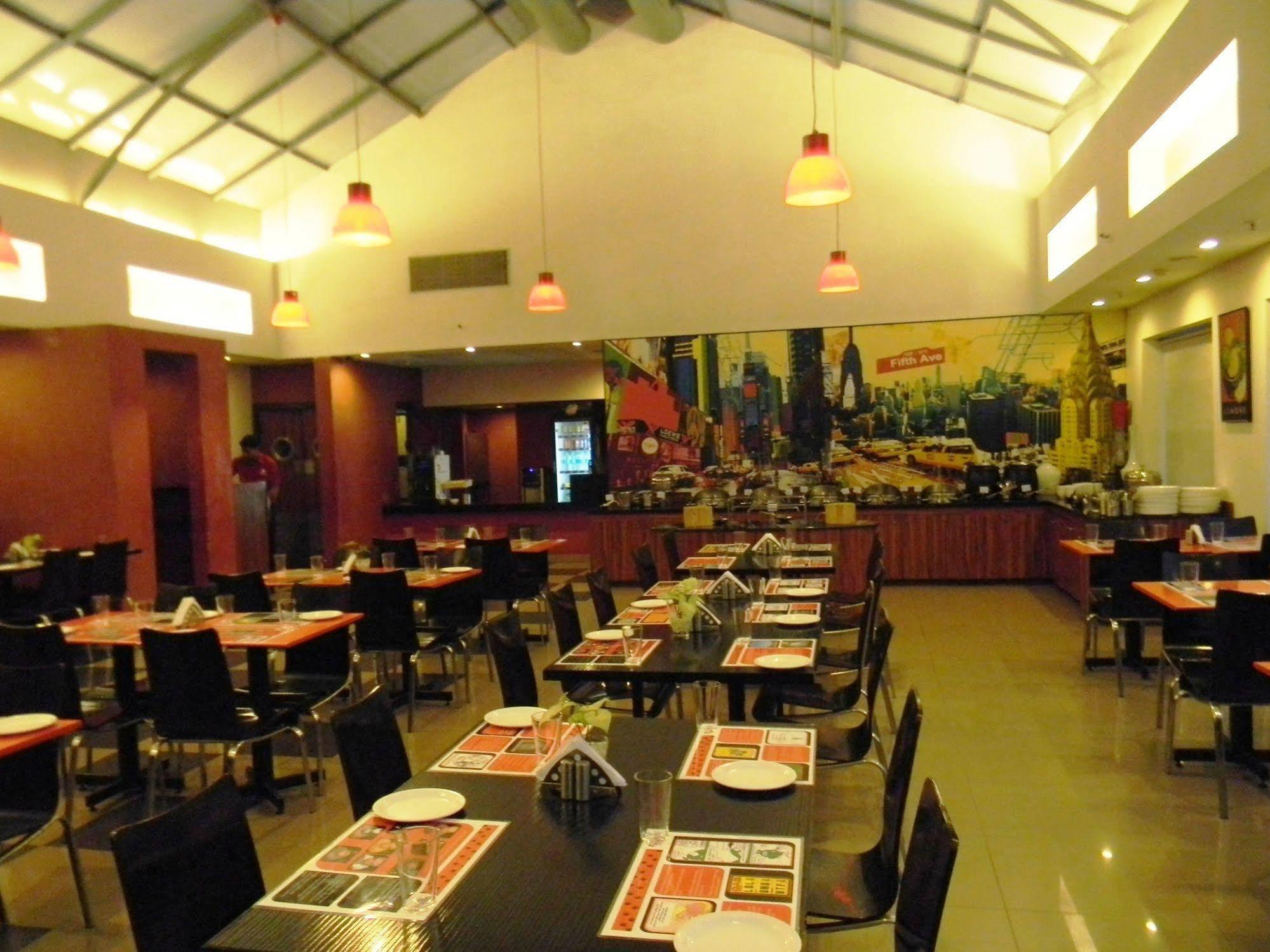 Red Fox By Lemon Tree Hotels, East Delhi Extérieur photo